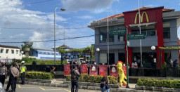 Demo McDonald's, Pecinta Hewan Lawan Penggunaan Kandang Batre
