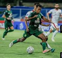 Digeser Arema, Persebaya di Posisi Lima