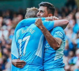 Gunduli Newcastle 5-0, Manchester City Lengserkan Liverpool di Puncak Klaemen