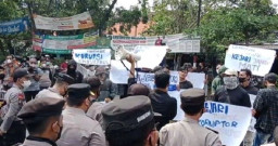 Pertanyakan Proses Dugaan Korupsi BSPS, Puluhan Mahasiswa Datangi Kejari Lamongan