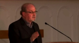 Jadi Pembicara, Leher dan Dada Salman Rushdie Dihujani Tusukan  di Atas Panggung