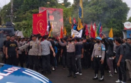 Ratusan Mahasiswa Duduki SPBU