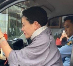 Dengan Kondisi Leher Di-Gips, Nikita Mirzani Keluar dari Rutan Serang