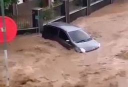Jember Banjir Parah, Mobil Sampai Hanyut