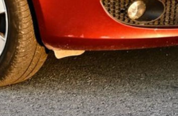 Bagikan Brosur di Pinggir Jalan, Sales HP Terpental Ditabrak Mobil