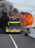 Bus Peziarah vs Truk di Tol Dupak, 2 Tewas