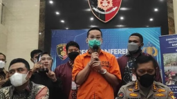 Menyesal, Indra Kenz Minta Maaf dengan Tangan Terborgol