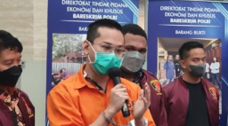 Dipamerkan Depan Wartawan, Indra Kenz Kini Berambut Cepak