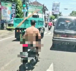 Viral, Polisi Naik Motor tanpa Busana