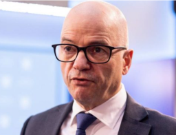 Tiduri Gadis di Bawah Umur, Menteri Pertahanan Mundur