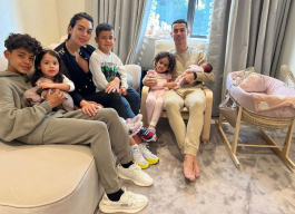 Ronaldo Pamerkan Bayi Mungilnya dan Seluruh Anggota Keluarga
