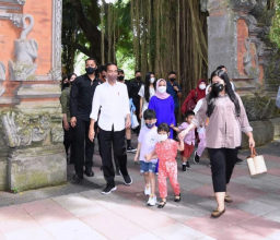 Pilih Berlibur daripada Silaturahmi dengan Megawati, Jokowi Disebut Tak Peka