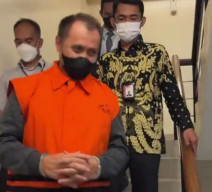 KPK Tahan Tersangka Pengadaan Helikopter