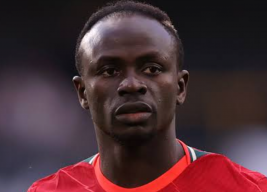 Pindah Klub atau Tidak, Mane Minta Pendapat Netizen