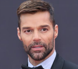 Dicari Polisi untuk Ditahan, Penyanyi Ricky Martin Menghilang