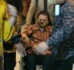 Diperiksa 10 Jam sebagai Tersangka, Roy Suryo Langsung Naik Kursi Roda