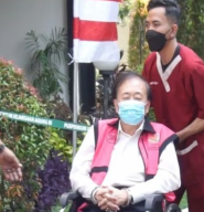 Segera Diadili, Apeng Pakai Kursi Roda