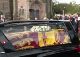 Tiba di Edinburgh, Jenazah Ratu Elizabeth II Disambut Ribuan Warga