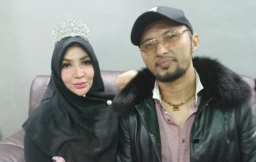 Roro Fitria Tuduh Suaminya Sering Menari Bugil di Depan Foto Ibundanya