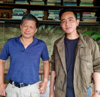 Temui Rocky Gerung, Gibran Bagi-Bagi Sepatu