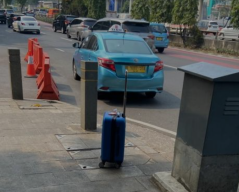 Koper Biru Tak Bertuan Tergeletak di Depan Polda Metro Jaya