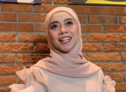 Billar Lempar Bola Billiar ke Arah Lesti