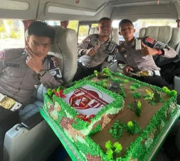 Viral! Oknum Polisi Beri Ucapan HUT TNI Nyeleneh, Menjilat Roti Tart