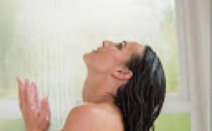 Mandi Malam Tak Picu Reumatik