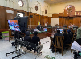 Saksi Mendengar Nyanyian Suporter Bernada Ancaman Hingga Melempari Bangku Pemain