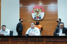 Diduga Terima Suap Rp 200 M, Bupati Mamberamo Tengah Ditahan KPK