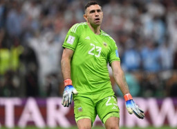Emiliano Martinez Sabet Gelar Kiper Terbaik FIFA 2022