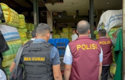 Patuhi Instruksi Jokowi, Polisi Gerebek Gudang-Gudang Pakaian Bekas