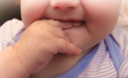 Menjaga dan Mengawasi Bayi 2 Bulan Memasukkan Tangan ke Mulut