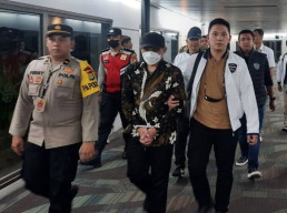 Tiba di Jakarta, Tangan AP Hasanuddin Diikat