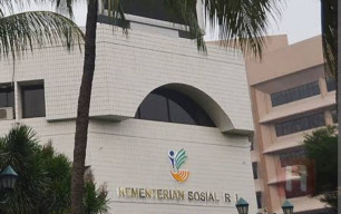 KPK Geledah Kantor Kemensos, di Mana Bu Risma?