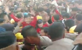 Hadang Luhut, Massa Pendukung Haris-Fatia Bentrok dengan Aparat