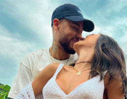 Kepergok Selingkuh, Neymar Minta Maaf pada Pacarnya yang Sedang Hamil