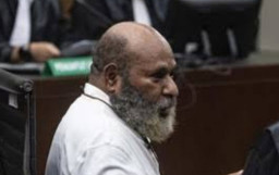 KPK Tuding Lukas Enembe Pakai Uang APBD untuk Judi di Singapura