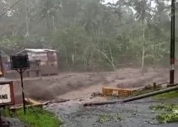Banjir Lahar Dingin Semeru Hancurkan Jembatan Penghubung Malang-Lumajang
