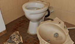 Buang Air Besar sambi Merokok, Tiba-Tiba WC Meledak