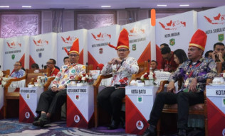 Pj. Wali Kota Batu Kenakan Tutup Kepala Khas Bugis Pattonro