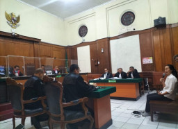 Sidang Keterangan Palsu Akta Otentik, Terdakwa Liliana Herawati Plin Plan