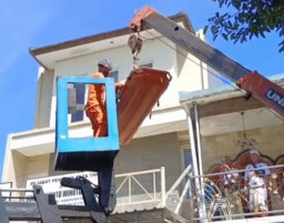 Obesitas, Dokter Dievakuasi dari Atap Rumah