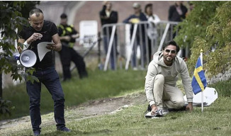 Salwan Momika dan Salwan Najem Bakar Alquran lagi di Luar Gedung Parlemen Swedia