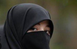 Pria Ini Pura-Pura Bercadar agar Bisa Masuk Toilet Wanita