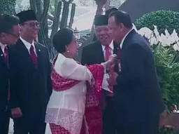 Megawati Rapikan Dasi Ketua KPK, PDIP: Ibu Orangnya Teliti