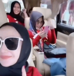 Usai Viral Maki-Maki Siswi Magang, Istri Bripka Pamer Liburan Naik Alphard Dikawal