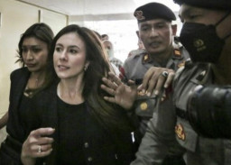 Wulan Guritno Coba Menghindar dari Wartawan