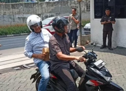 Urus SKCK, Anies Baswedan Naik Motor