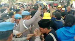Unjuk Rasa Mahasiswa Bekasi Terkait Penganiayaan Fikri Abbas, Berlangsung Ricuh